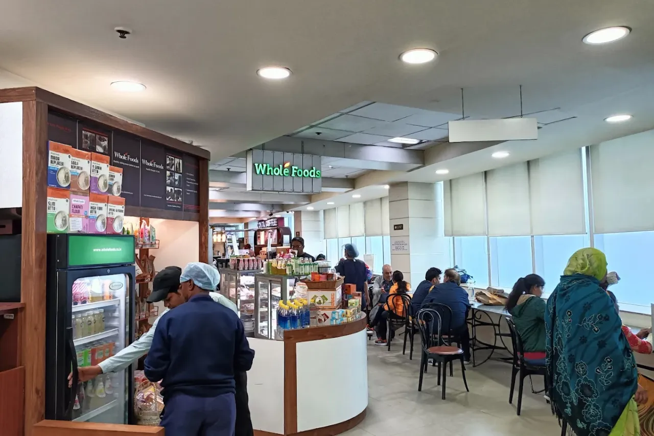 Cafeteria & Patient Lounge